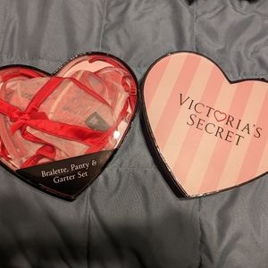 Victoria's Secret Bra/Panty/Garter set size large new in original packaging